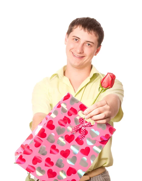 Młody człowiek wih róża i różowy torba — Zdjęcie stockowe
