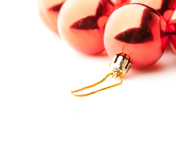 Красные рождественские шарики на белом — стоковое фото