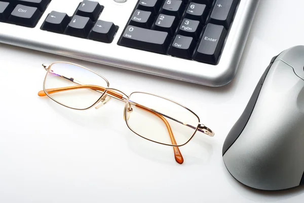 Tastiera mouse e occhiali — Foto Stock