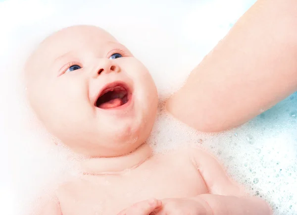 Ребенок улыбается в ванной — стоковое фото