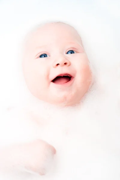 Closeup pequeno retrato do bebê no banho — Fotografia de Stock