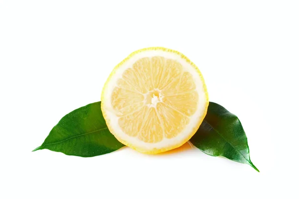 Rebanada aislada de limón con dos hojas —  Fotos de Stock