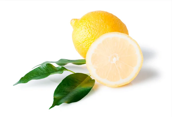 Изолированный лимон с листьями — стоковое фото