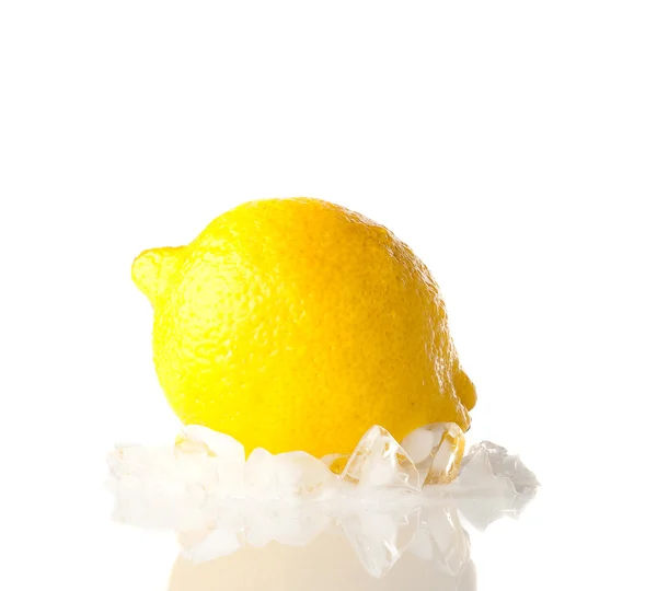 Eine Zitrone mit Eis — Stockfoto