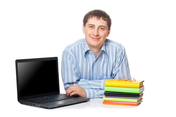 Jeune homme adulte assis avec ordinateur portable — Photo