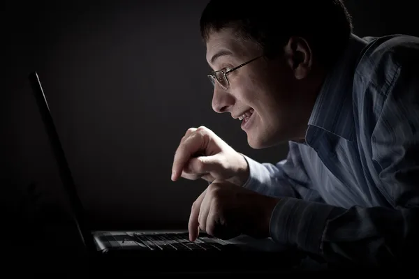 Verrückter junger erwachsener Mann mit Laptop — Stockfoto