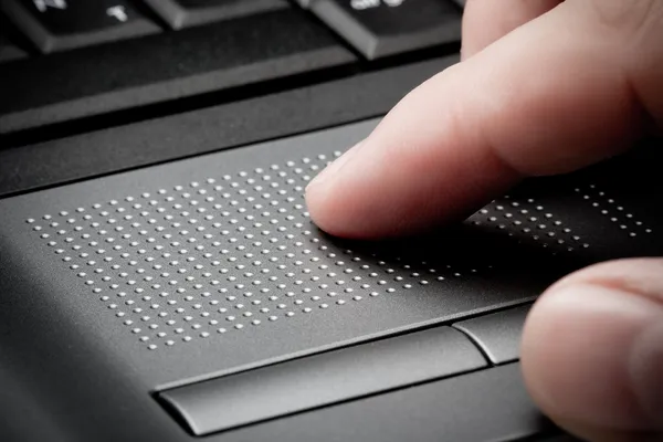 Closeup touchpad com dedo — Fotografia de Stock