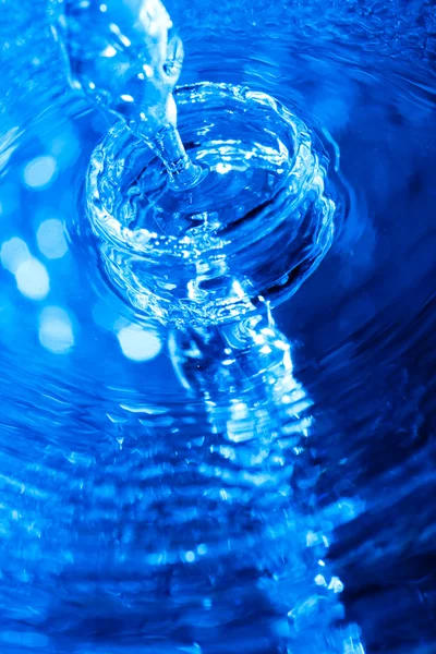 Agua azul que fluye — Foto de Stock