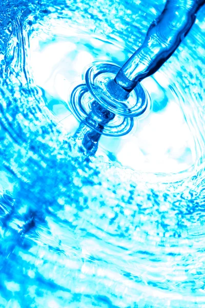 Verter água doce azul — Fotografia de Stock