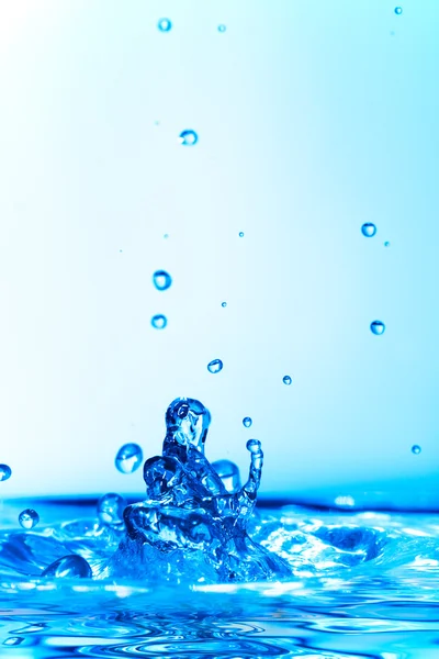 Spruzzi d'acqua congelati blu — Foto Stock