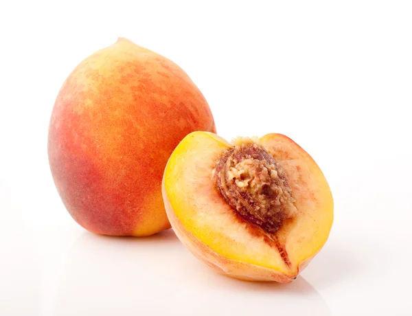 Een en een halve perziken geïsoleerd — Stockfoto
