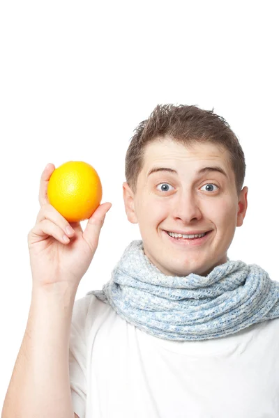 Junger erwachsener Mann mit Orange — Stockfoto