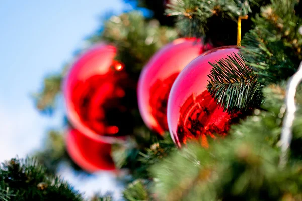 Большие красные рождественские шары — стоковое фото