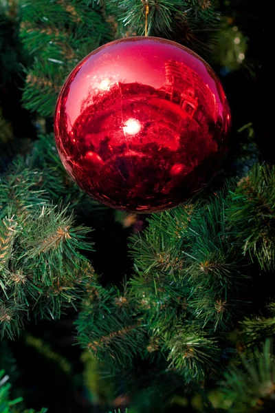 Duży czerwony Boże Narodzenie ball — Zdjęcie stockowe