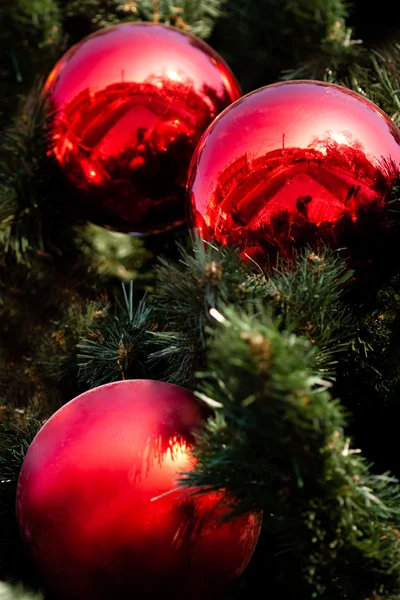 Drie grote rode kerstballen — Stockfoto