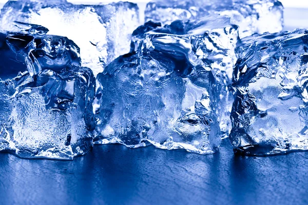 Кубики льда крупным планом — стоковое фото