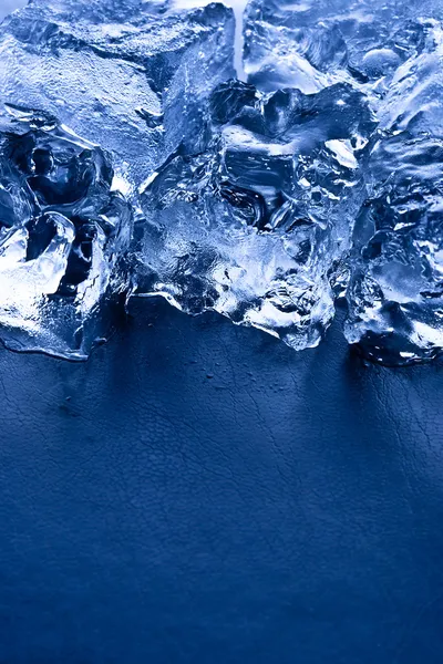 Eiswürfel vertikal mit Kopierraum — Stockfoto
