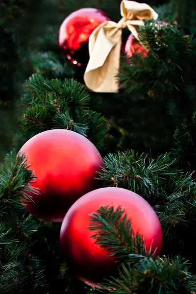 Pele-árvore com bolas vermelhas — Fotografia de Stock