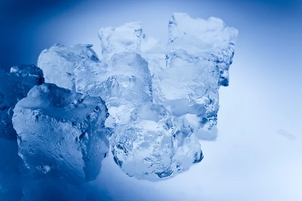 Cubos de gelo tonificados azuis — Fotografia de Stock
