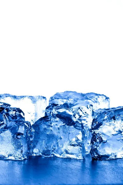 Кубики льда с копировальным пространством — стоковое фото