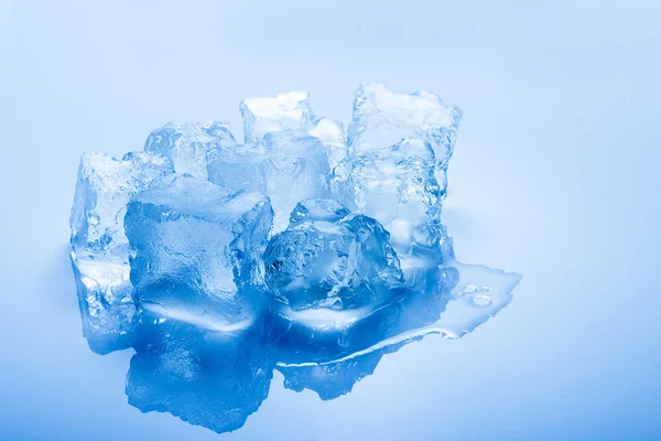 Cubos de gelo tonificados isolados — Fotografia de Stock