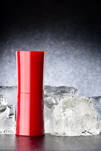 Fraicheur, rouge à lèvres avec glace — Photo