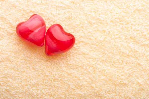 Dua hati merah pada handuk terry — Stok Foto