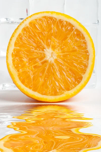 Orangenfrucht mit Flut — Stockfoto
