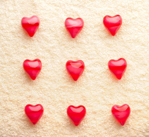 Matriz de nove corações vermelhos na toalha — Fotografia de Stock