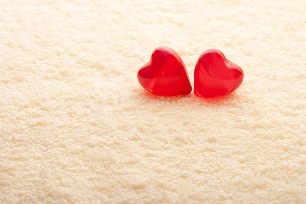 Dua hati merah pada handuk kuning — Stok Foto