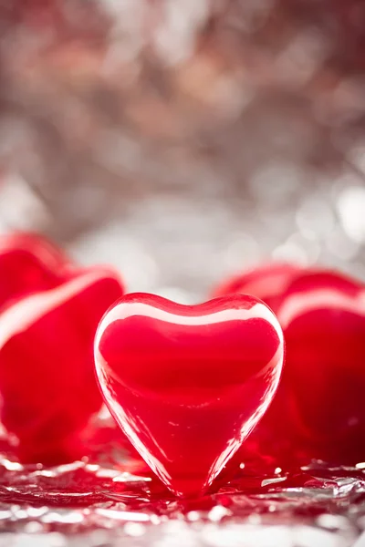 Coeurs rouges avec fond de papier aluminium — Photo