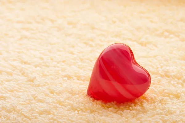 Havlu üzerinde bir kırmızı kalp — Stok fotoğraf