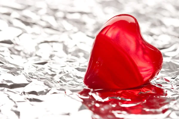 Corazón rojo sobre papel de aluminio — Foto de Stock