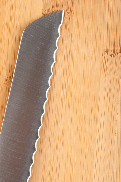 Cuchillo de cocina y tabla de pan — Foto de Stock