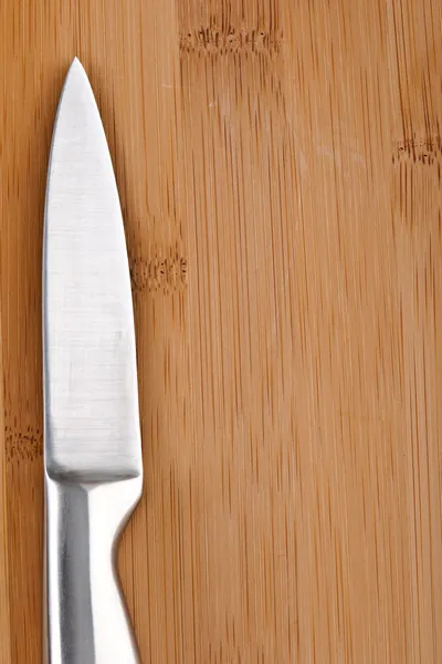 Vértes kenyérvágódeszka, és kés — Stock Fotó