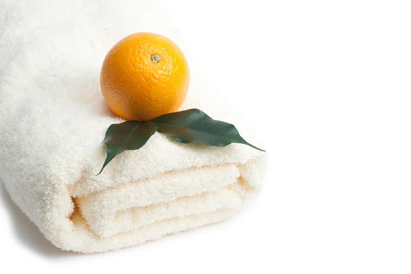 Orange und Handtuch auf weiß — Stockfoto