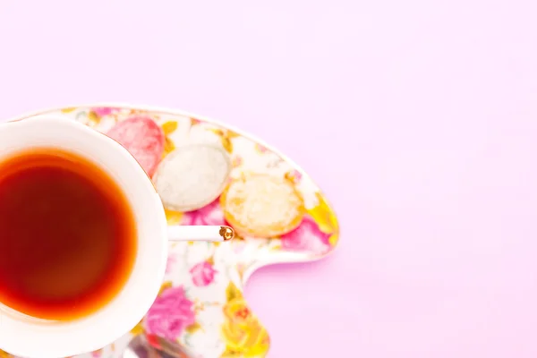 Taza de té con caramelos vista superior — Foto de Stock
