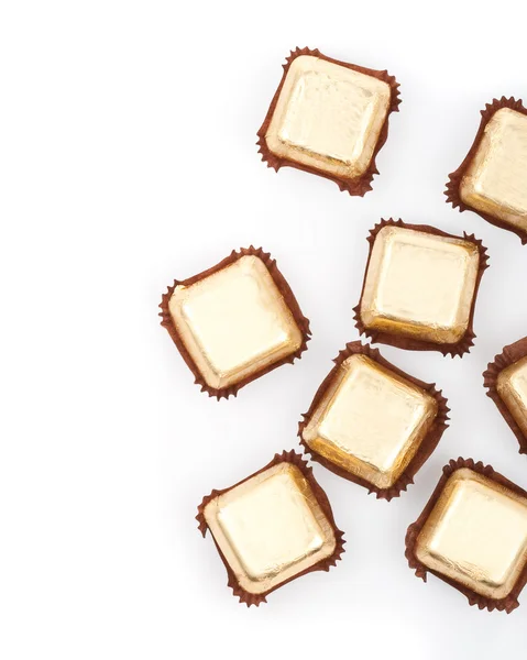 Beyaz zemin üzerine çikolata tatlılar — Stok fotoğraf