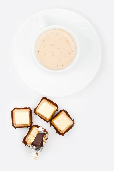 孤立したカップとチョコレート — ストック写真