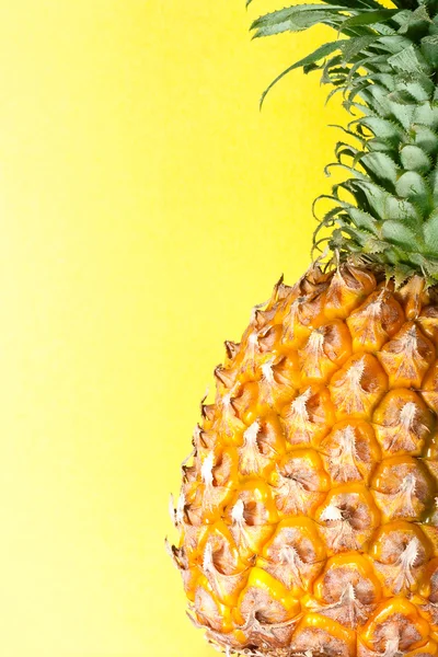 黄色背景垂直菠萝 — 图库照片