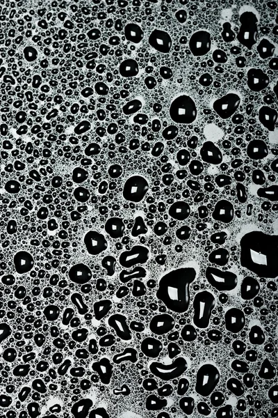 Waterdruppels op zwart — Stockfoto