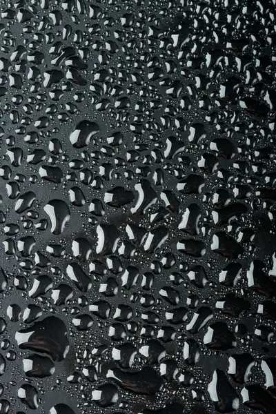 Krople wody na czarnej powierzchni — Zdjęcie stockowe