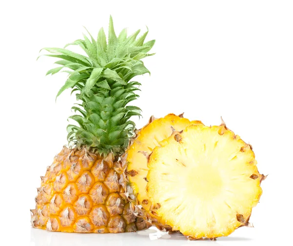 Изолированный ананас — стоковое фото