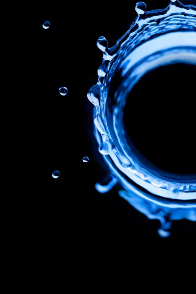 Modré vody stříkající na černém pozadí — Stock fotografie