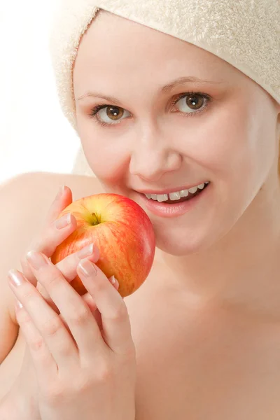 Крупним планом жіночий портрет з яблуком — стокове фото