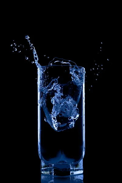 Stříkající voda ve skle — Stock fotografie