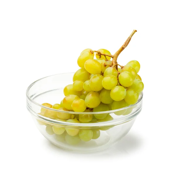 Geïsoleerde druif in kom — Stockfoto