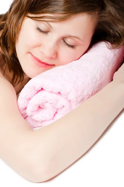 Kobieta leżący z ręcznikiem — Zdjęcie stockowe