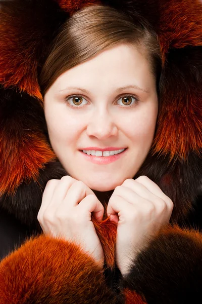 毛皮のフードの女性の肖像画 — ストック写真
