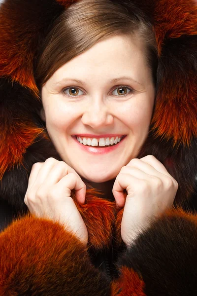 うれしそうな女性の毛皮のコート — ストック写真